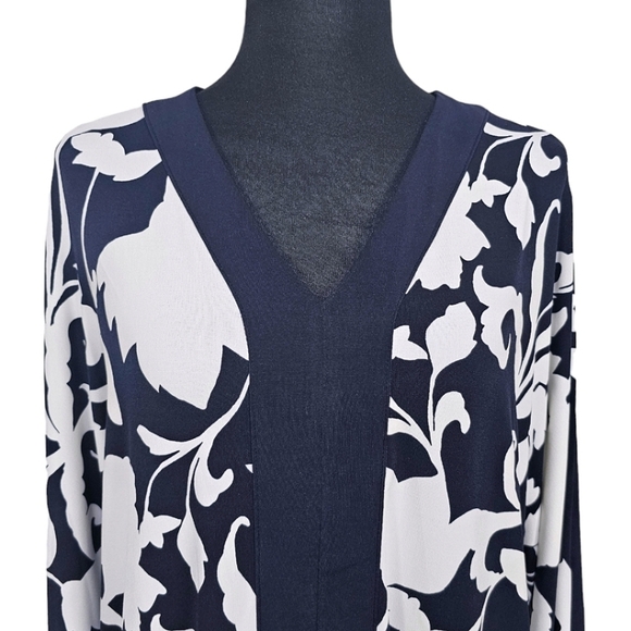 Chico's Knit Kit Colorblocked Floral Shadows Elbow Sleeves V-Neck Top Navy White - Picture 9 of 16